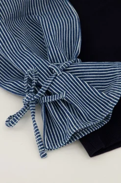 Donkerblauwe Sweater Met Gestreepte Mouwen