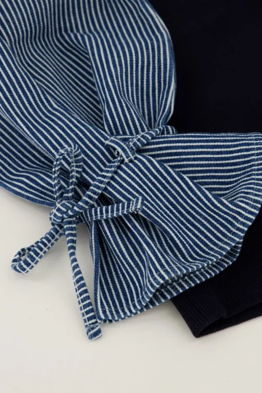 Donkerblauwe Sweater Met Gestreepte Mouwen