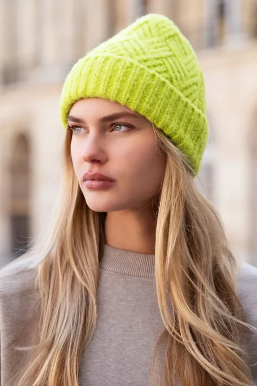 Groene Muts Met Kabels