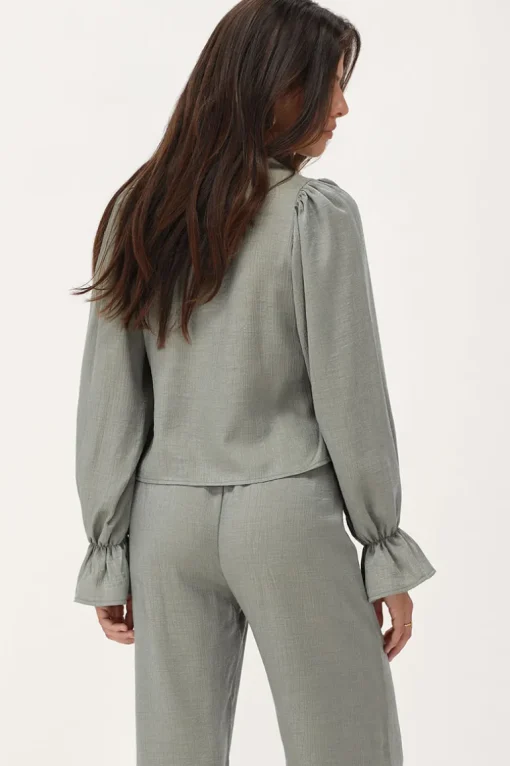 Groene Shiny Top Met Strikjes & Ruffle Mouwtjes