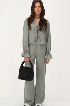 Groene Shiny Top Met Strikjes & Ruffle Mouwtjes