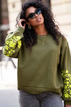 Groene Sweater Met Geborduurde Mouwen