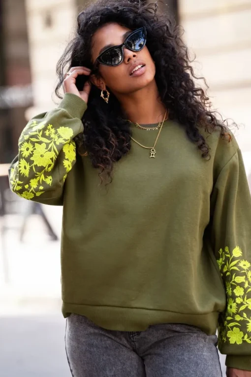 Groene Sweater Met Geborduurde Mouwen