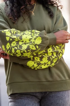 Groene Sweater Met Geborduurde Mouwen