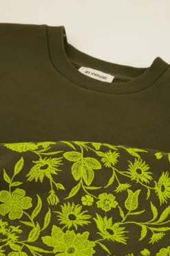 Groene Sweater Met Geborduurde Mouwen