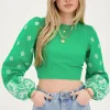 Groene Top Met Gestrikte Achterkant En Embroidery