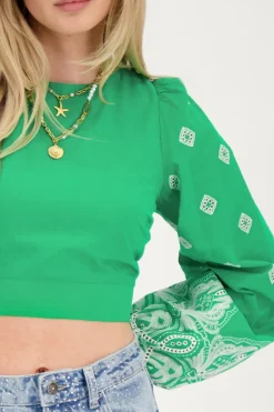 Groene Top Met Gestrikte Achterkant En Embroidery