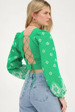 Groene Top Met Gestrikte Achterkant En Embroidery