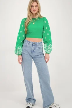 Groene Top Met Gestrikte Achterkant En Embroidery