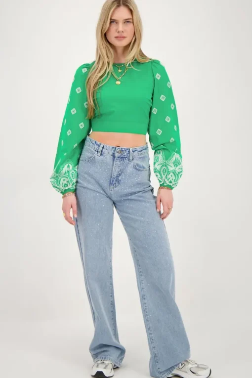 Groene Top Met Gestrikte Achterkant En Embroidery