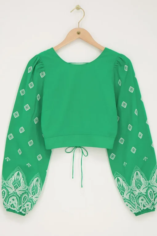 Groene Top Met Gestrikte Achterkant En Embroidery