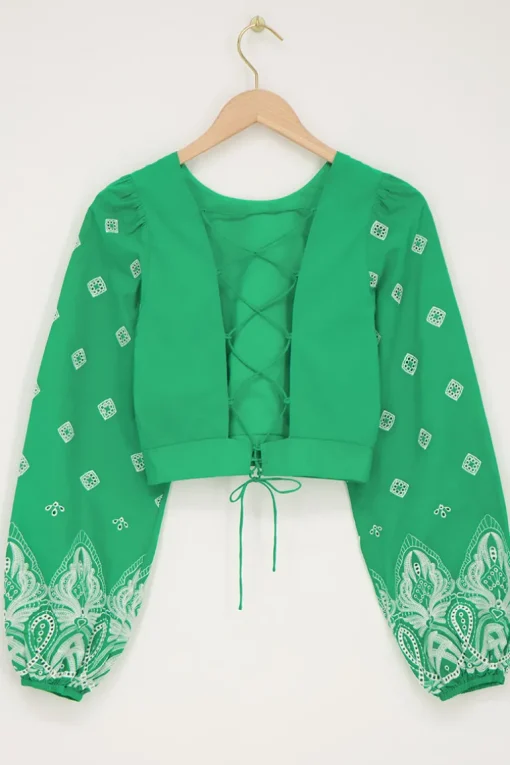 Groene Top Met Gestrikte Achterkant En Embroidery