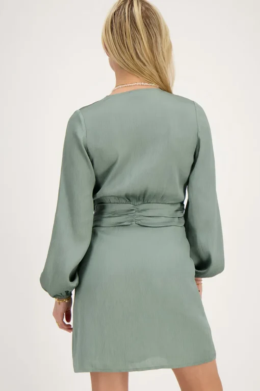Groene Wikkeljurk Met Gedrapeerde Tailleband