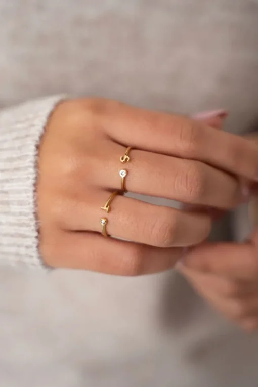 Initial Ring Met Steentje