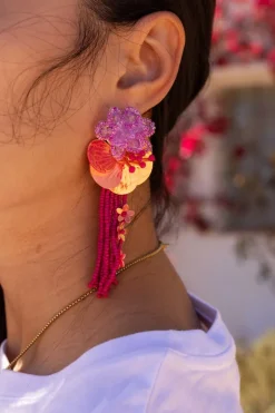 Island Oorhangers Met Bloemen En Roze Slierten
