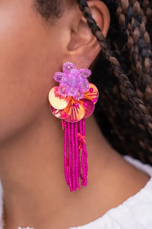 Island Oorhangers Met Bloemen En Roze Slierten
