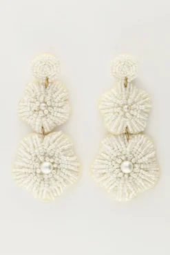 Island Oorhangers Met Witte Bloemen En Kralen