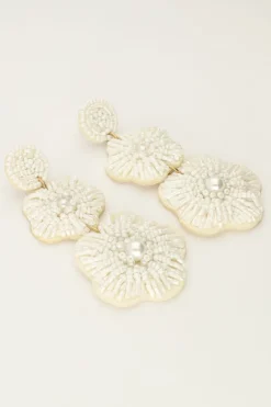 Island Oorhangers Met Witte Bloemen En Kralen