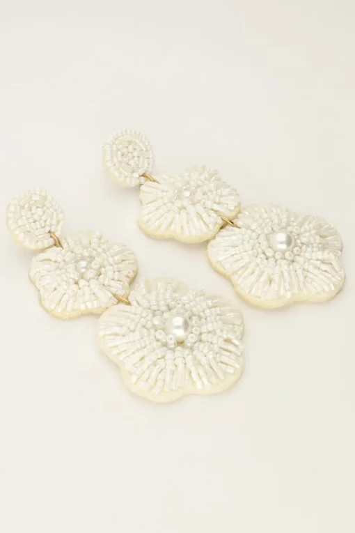 Island Oorhangers Met Witte Bloemen En Kralen