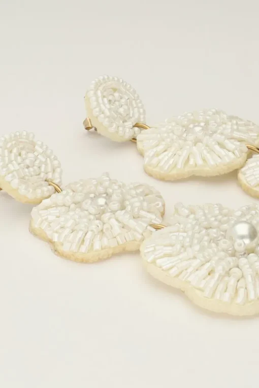 Island Oorhangers Met Witte Bloemen En Kralen