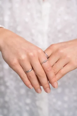 Minimalistische Ring Met Structuur En Drie Bolletjes