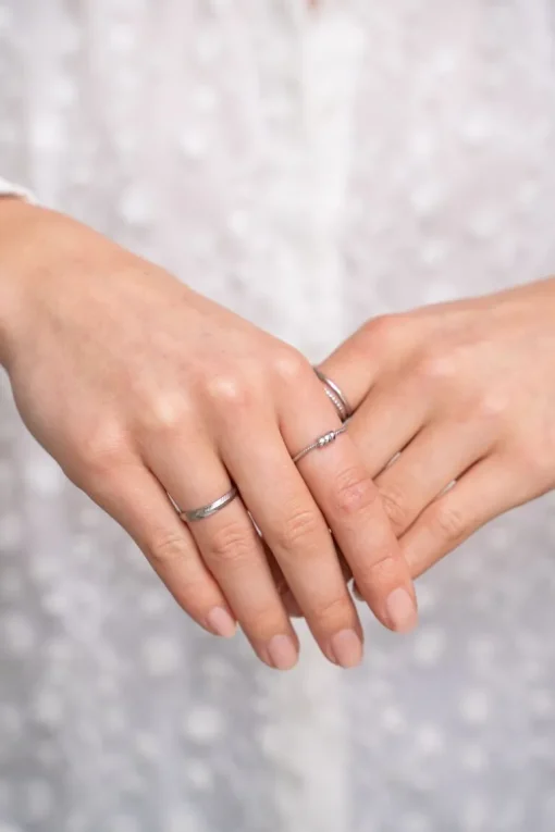 Minimalistische Ring Met Structuur En Drie Bolletjes