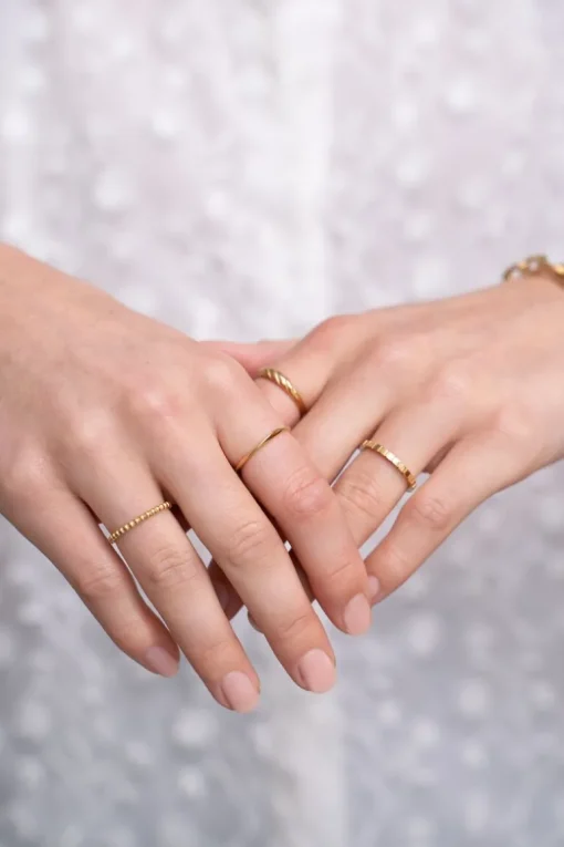 Minimalistische Ring Met Bolletjes