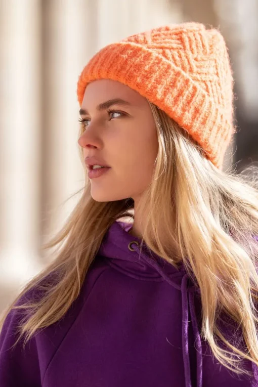 Oranje Muts Met Kabels