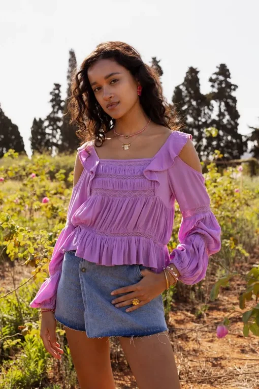 Paarse Top Met Lange Mouwen Met Tapes En Ruffles