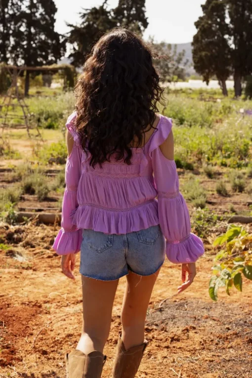 Paarse Top Met Lange Mouwen Met Tapes En Ruffles