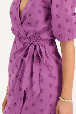 Paarse Wikkeljurk Met Bloemen Embroidery