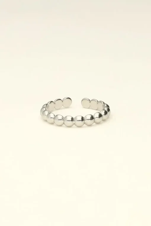 Ring Met Aansluitende Bolletjes