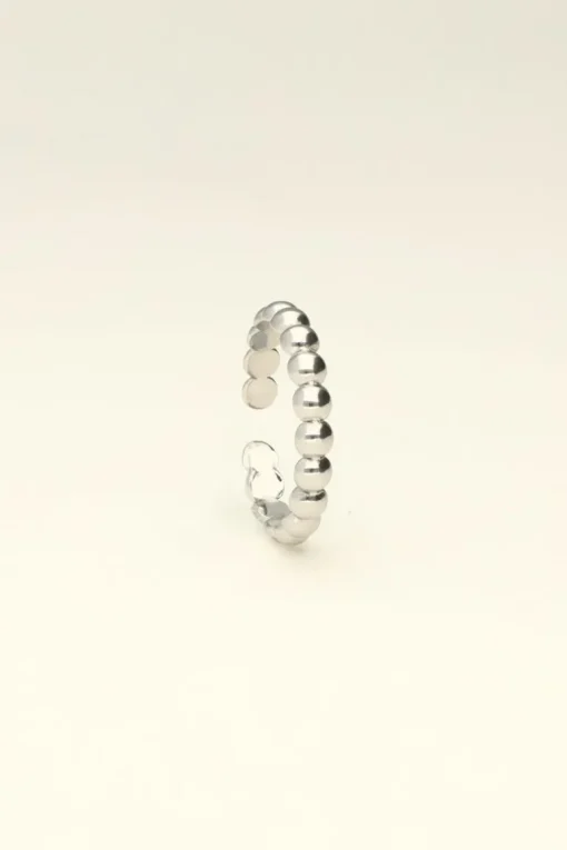 Ring Met Aansluitende Bolletjes