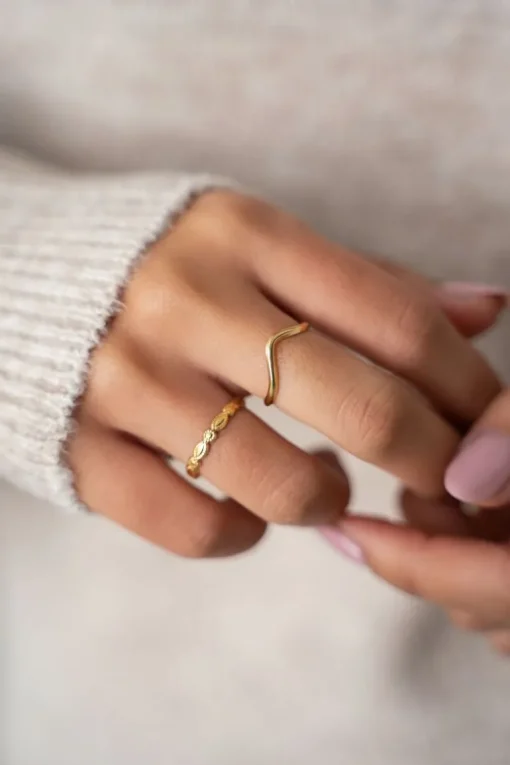Ring Met V Shape