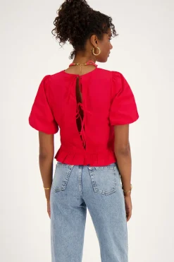 Rode Blouse Met Pofmouwen En Strikjes Aan Achterzijde