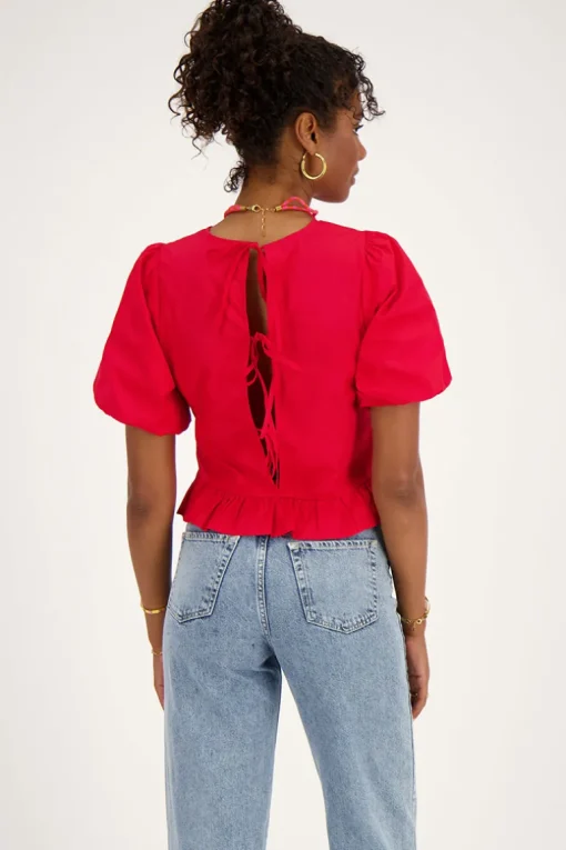 Rode Blouse Met Pofmouwen En Strikjes Aan Achterzijde