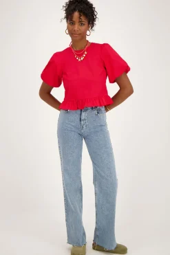 Rode Blouse Met Pofmouwen En Strikjes Aan Achterzijde