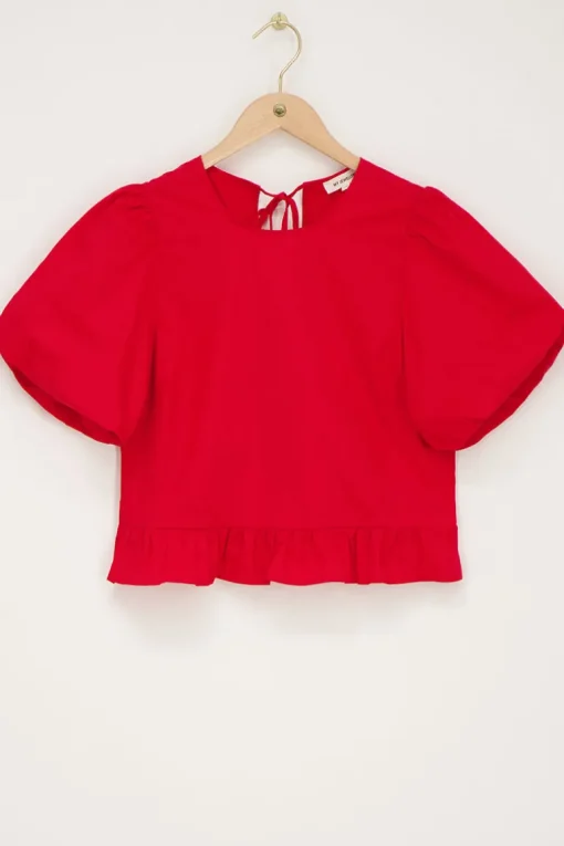 Rode Blouse Met Pofmouwen En Strikjes Aan Achterzijde