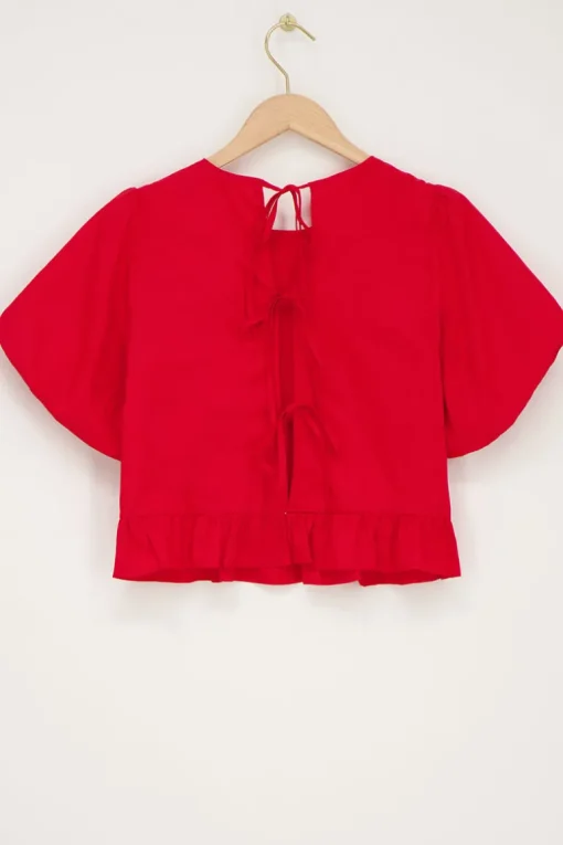 Rode Blouse Met Pofmouwen En Strikjes Aan Achterzijde