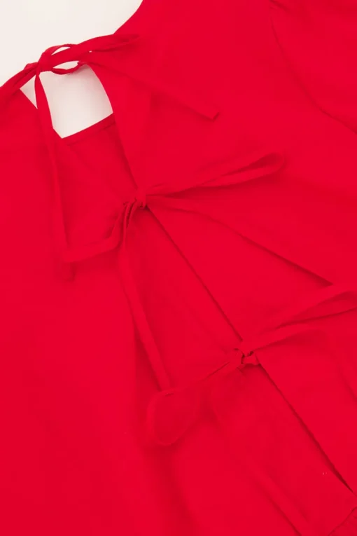 Rode Blouse Met Pofmouwen En Strikjes Aan Achterzijde