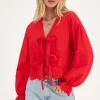 Rode Blouse Met Strikjes En Broderie