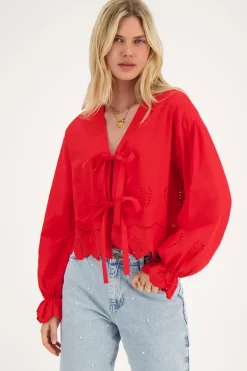 Rode Blouse Met Strikjes En Broderie