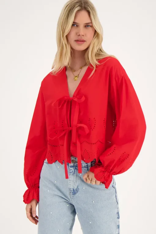 Rode Blouse Met Strikjes En Broderie