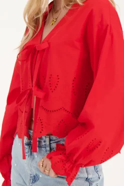 Rode Blouse Met Strikjes En Broderie