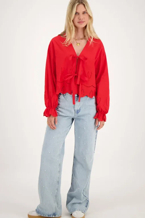 Rode Blouse Met Strikjes En Broderie