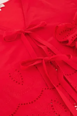 Rode Blouse Met Strikjes En Broderie