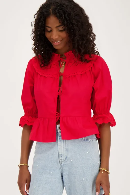 Rode Top Met Strikjes En Broderie