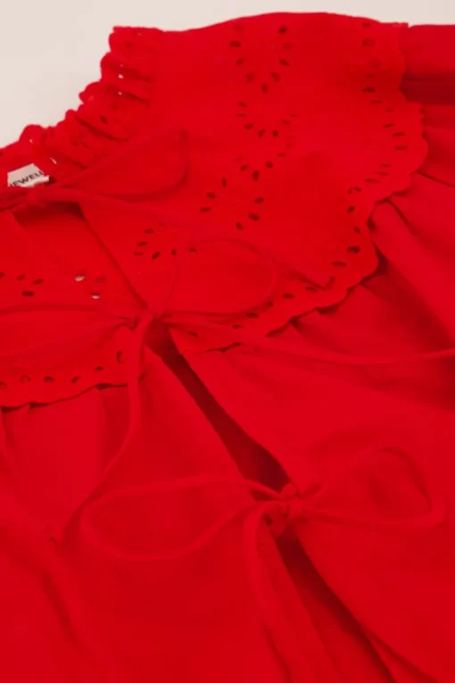 Rode Top Met Strikjes En Broderie