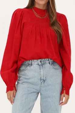 Rode Top Met Tapes En Embroidery