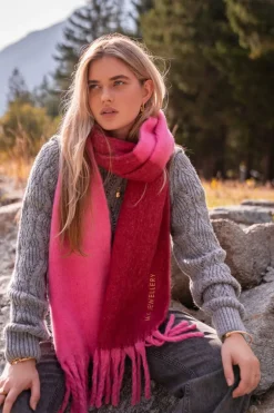 Rood Met Roze Sjaal Met Franjes